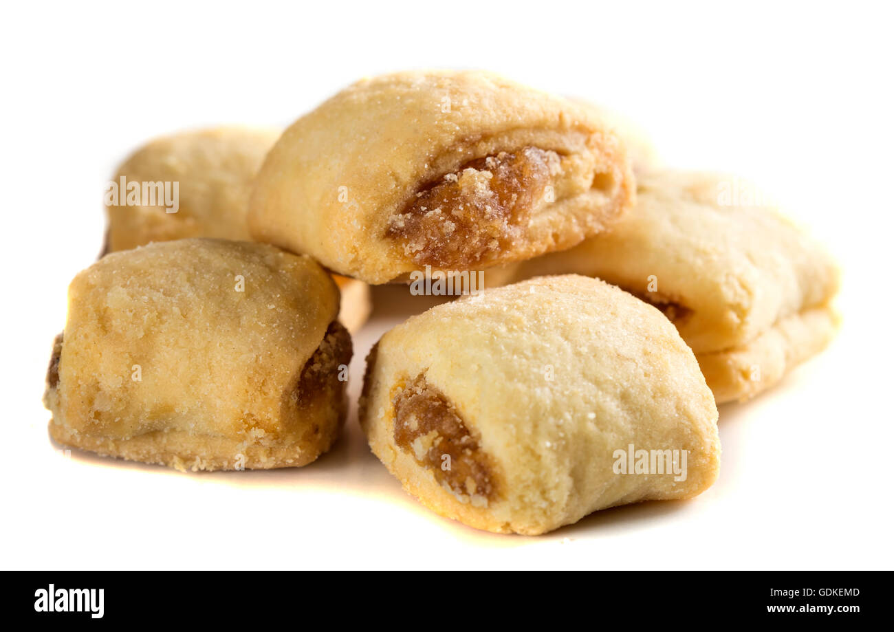 Biscotti al burro con marmellata su sfondo bianco Foto Stock