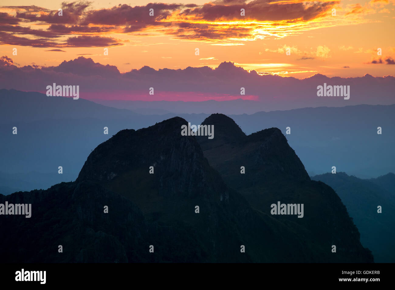 Mountain Cielo di tramonto, il Doi Luang Chiang Dao, Thailandia. Foto Stock