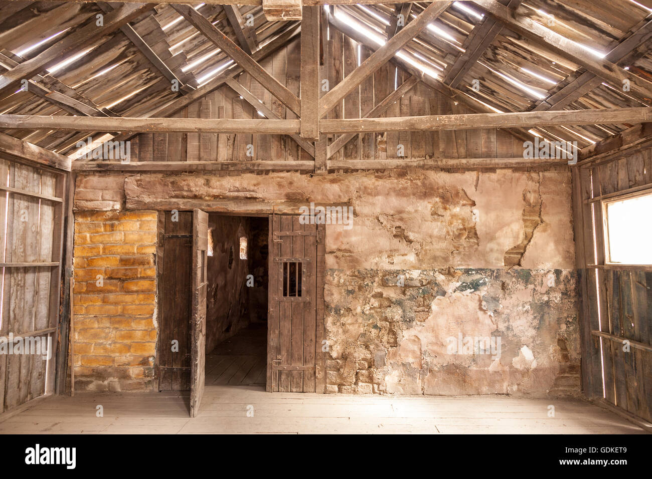 Interno di una vecchia casa in legno Foto Stock