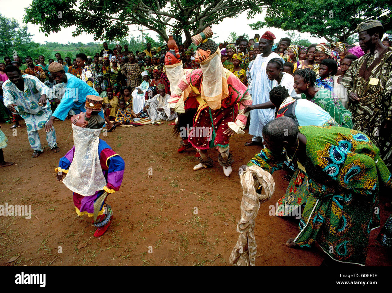 Yoruba Geledi ballerini maschera all'incoronazione del re di Foudite in Benin. Africa occidentale. Foto Stock