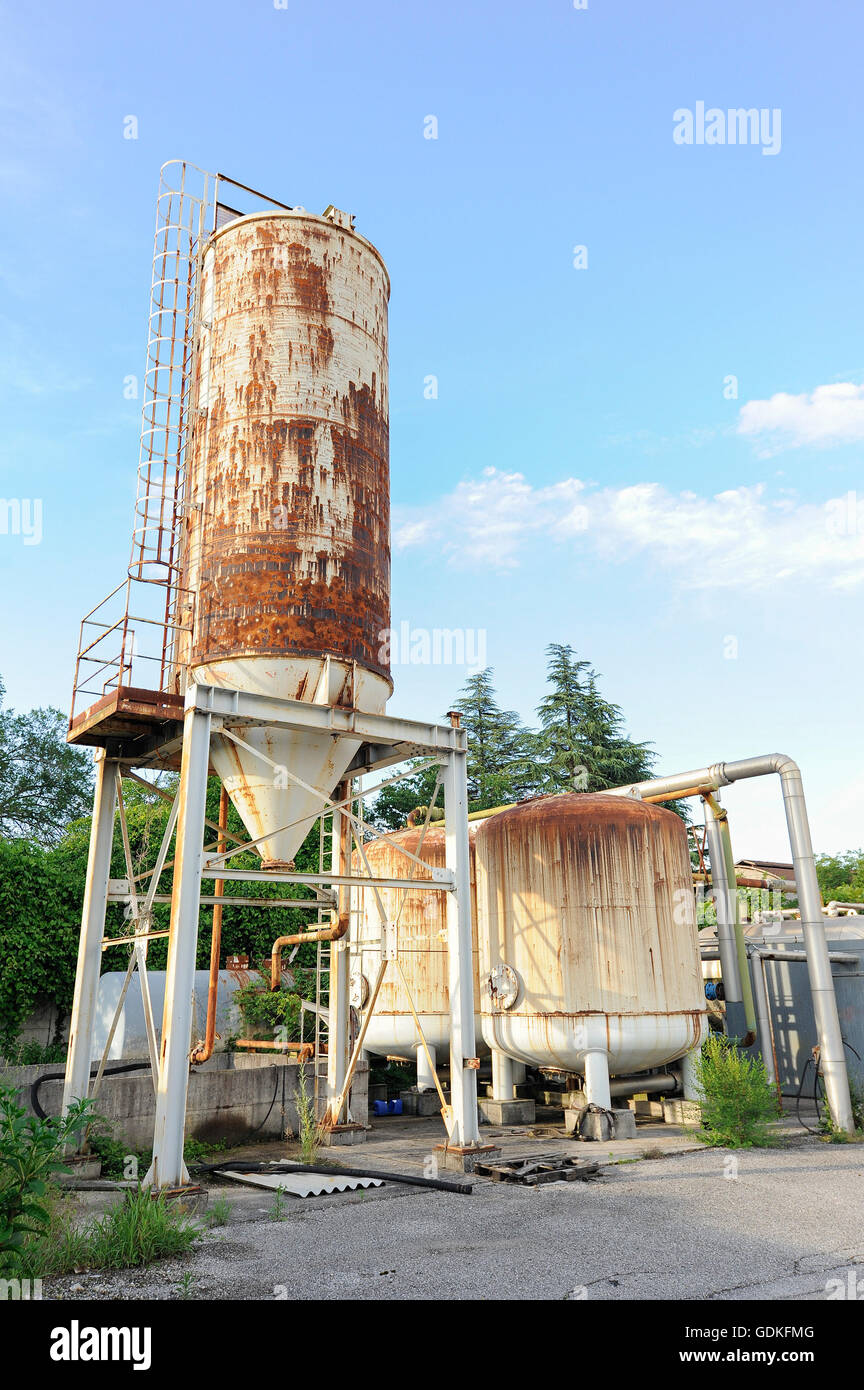 Vecchi prodotti chimici industriali silos. Serbatoio per il piccolo impianto chimico. Foto Stock