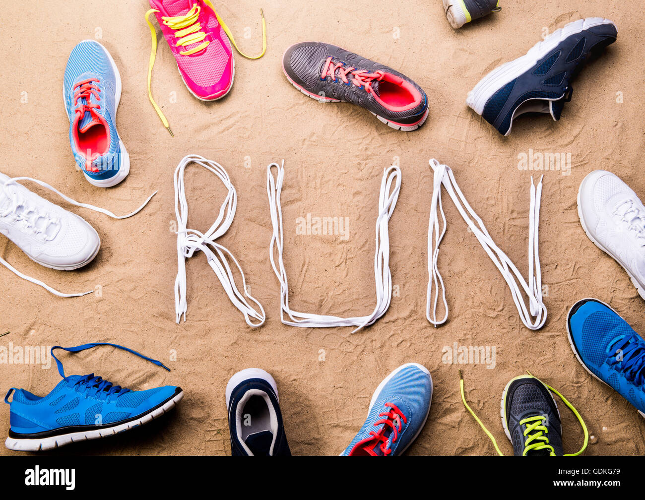 Scarpe da corsa e di eseguire il segno fatto di lacci delle scarpe, sabbia Foto Stock