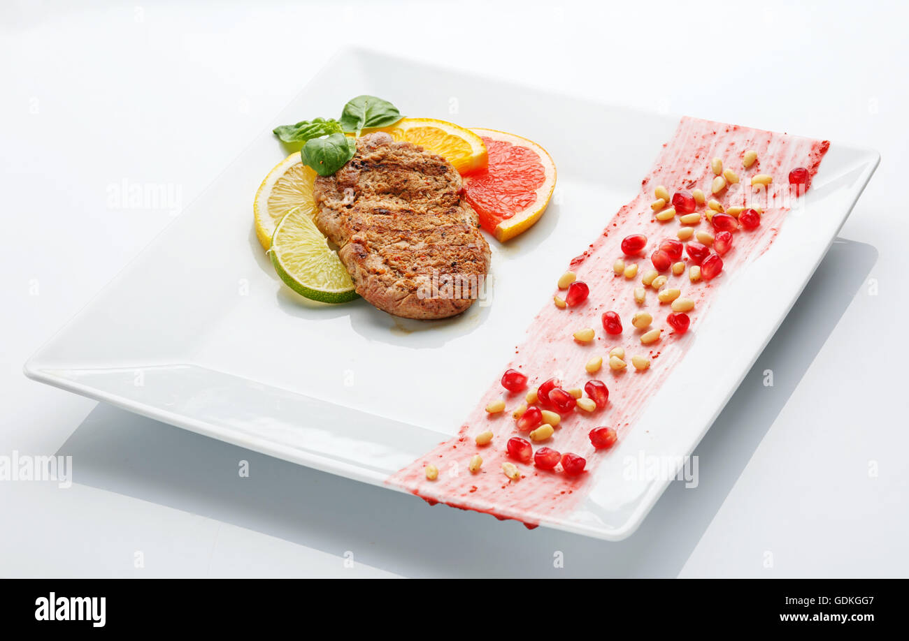 Appetitoso ristorante cibo su sfondo bianco Foto Stock