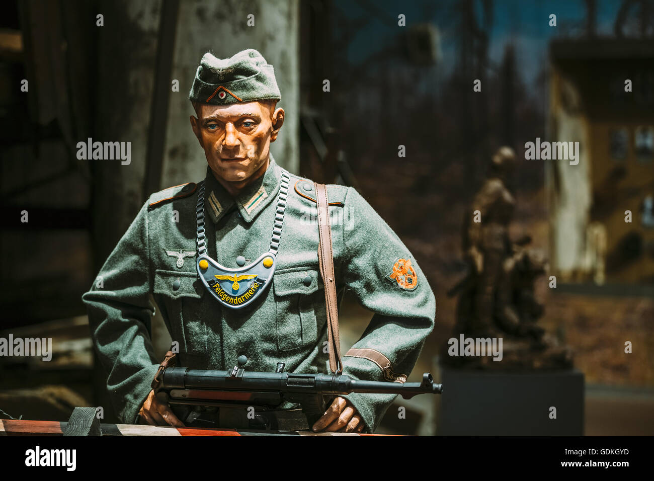 La mostra presso la bielorussa Museo della Grande Guerra Patriottica- soldati tedeschi da Feldgendarmerie sta di guardia. Minsk, Belar Foto Stock