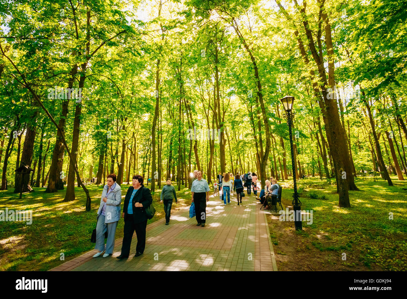 GOMEL, Bielorussia - 9 Maggio 2014: Unidentified gente camminare nel parco della città. Foto Stock