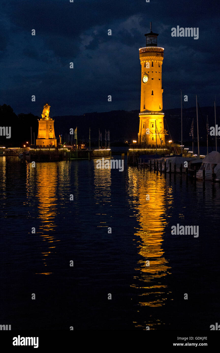 Statua di Lion e il faro di sera, Lindau, Lago di Costanza, Baviera, Germania Foto Stock