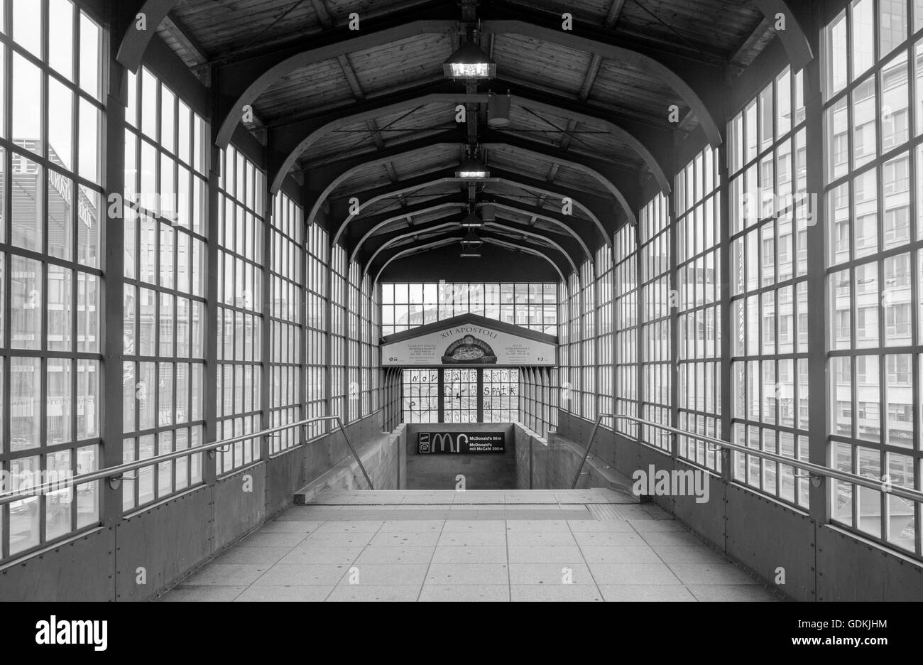 Corridoio che conduce alla S-Bahn a Friedrichstrasse, Berlino, Germania Foto Stock