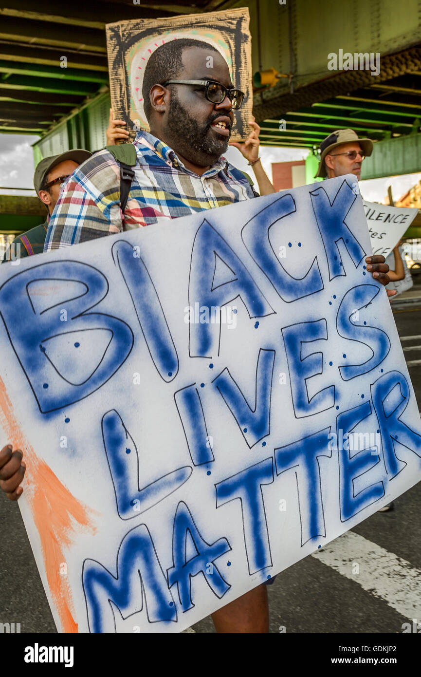 Il secondo anniversario della morte di Eric Garner da NYPD officer Daniel Pantaleo, il nero vive la materia di comunità organizzate di arrestare la violenza Rally, Marzo e Cerchio di guarigione nel South Bronx da ricordare Eric Garner e altre vittime della brutalità della polizia con una dimostrazione pacifica intorno al quartiere culminate il marzo al 41Precinct in cui i partecipanti hanno tenuto un momento di silenzio seguiti da canto "Non riesco a respirare' 11 volte come Eric Garner ha fatto prima della sua tragica morte da una strozzatura illegale attesa. (Foto di Erik McGregor/Pacific Premere) (foto di Erik McGregor/Pacific Stampa) Foto Stock