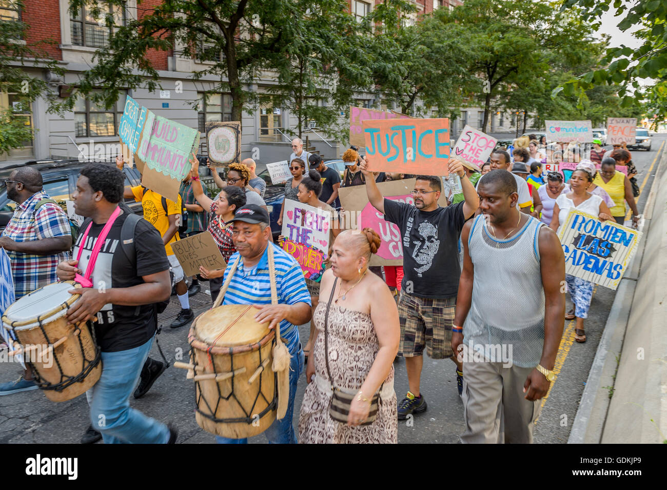 Il secondo anniversario della morte di Eric Garner da NYPD officer Daniel Pantaleo, il nero vive la materia di comunità organizzate di arrestare la violenza Rally, Marzo e Cerchio di guarigione nel South Bronx da ricordare Eric Garner e altre vittime della brutalità della polizia con una dimostrazione pacifica intorno al quartiere culminate il marzo al 41Precinct in cui i partecipanti hanno tenuto un momento di silenzio seguiti da canto "Non riesco a respirare' 11 volte come Eric Garner ha fatto prima della sua tragica morte da una strozzatura illegale attesa. (Foto di Erik McGregor/Pacific Premere) (foto di Erik McGregor/Pacific Stampa) Foto Stock