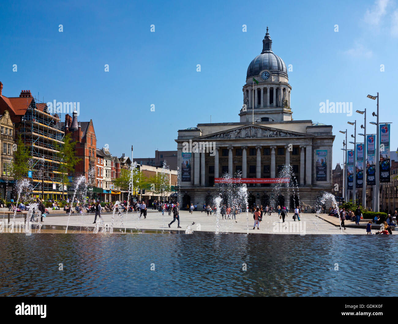 Vista sulla piazza del mercato di Nottingham City Centre NOTTINGHAMSHIRE REGNO UNITO Inghilterra verso la casa del Consiglio con acqua in primo piano Foto Stock