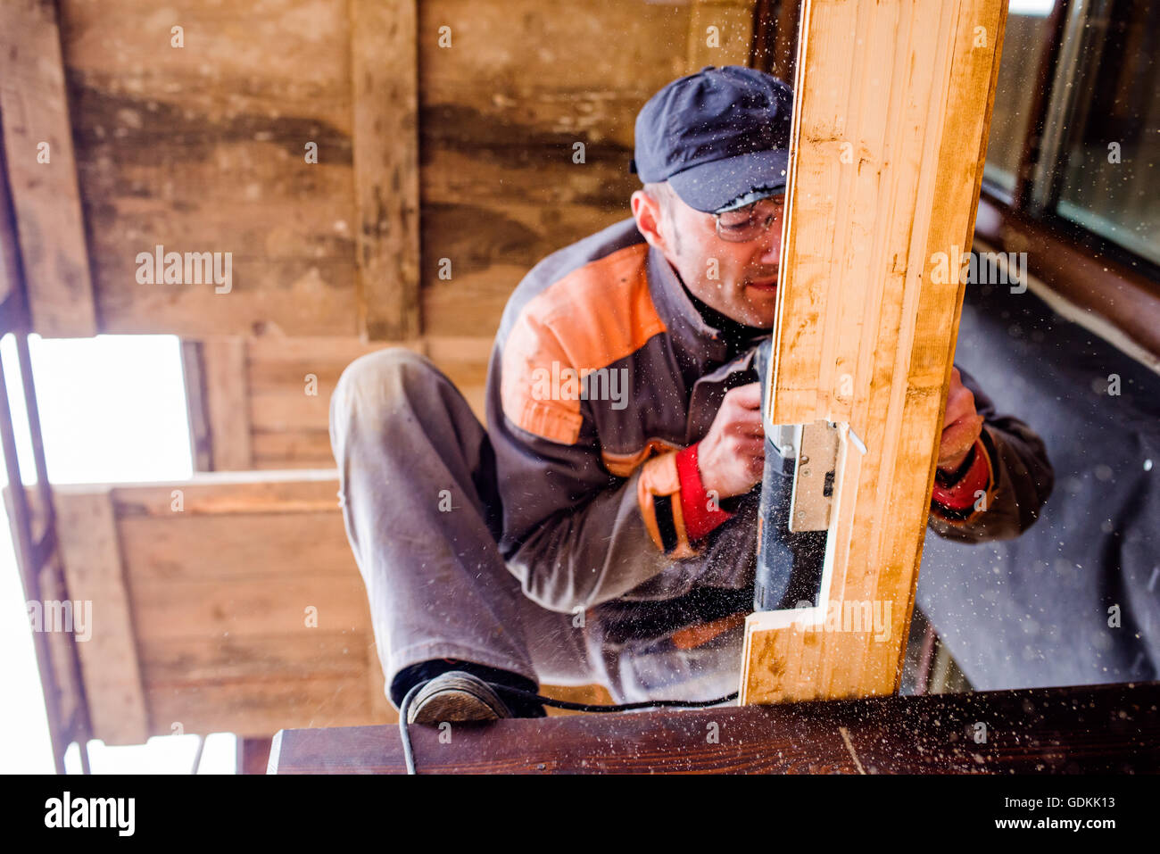 L'uomo macinazione di listelli di legno per la costruzione di casa. Foto Stock