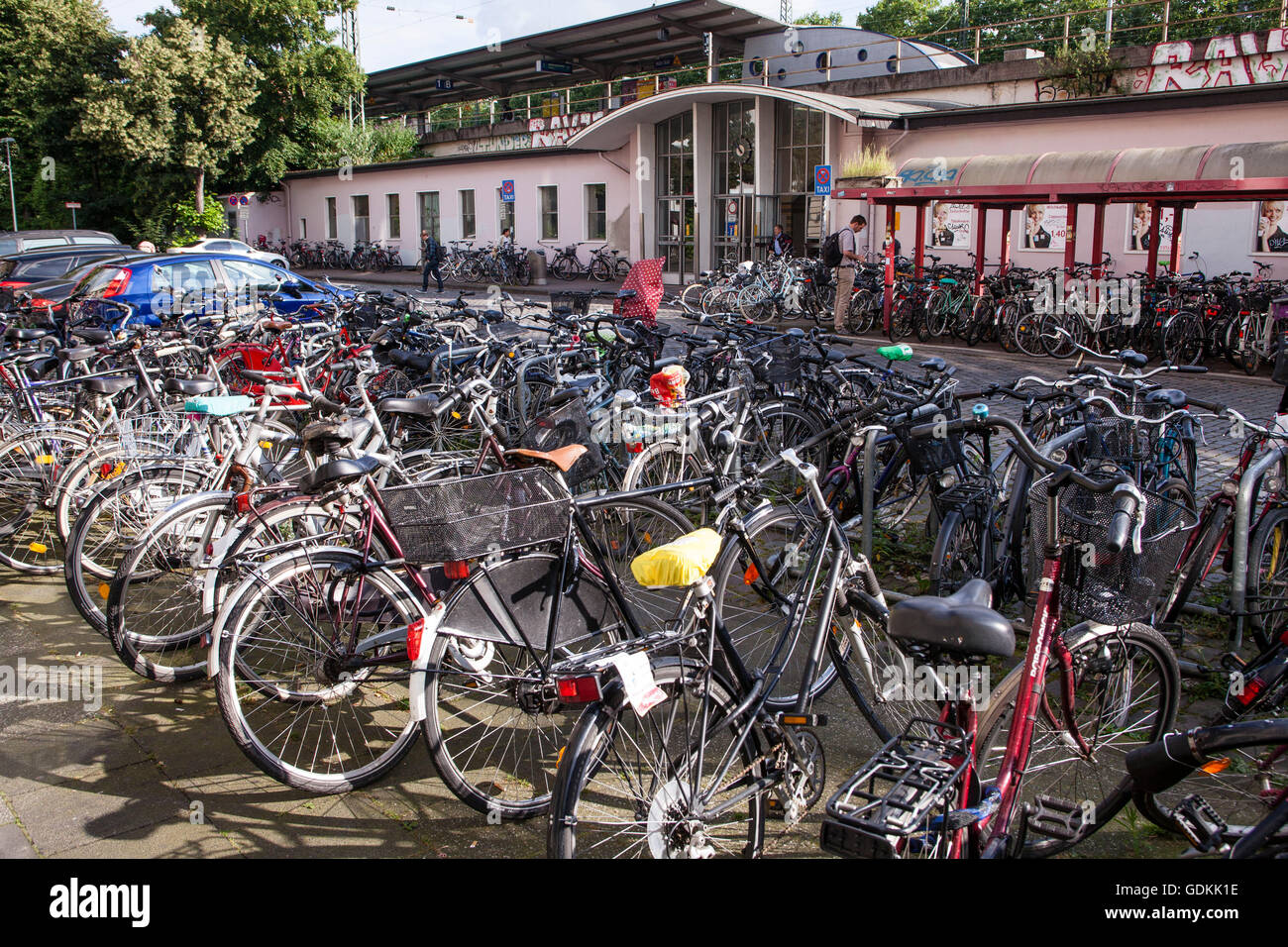 L'Europa, Germania, Colonia, le biciclette parcheggiate davanti alla stazione sud di Colonia, Luxemburger street. Foto Stock