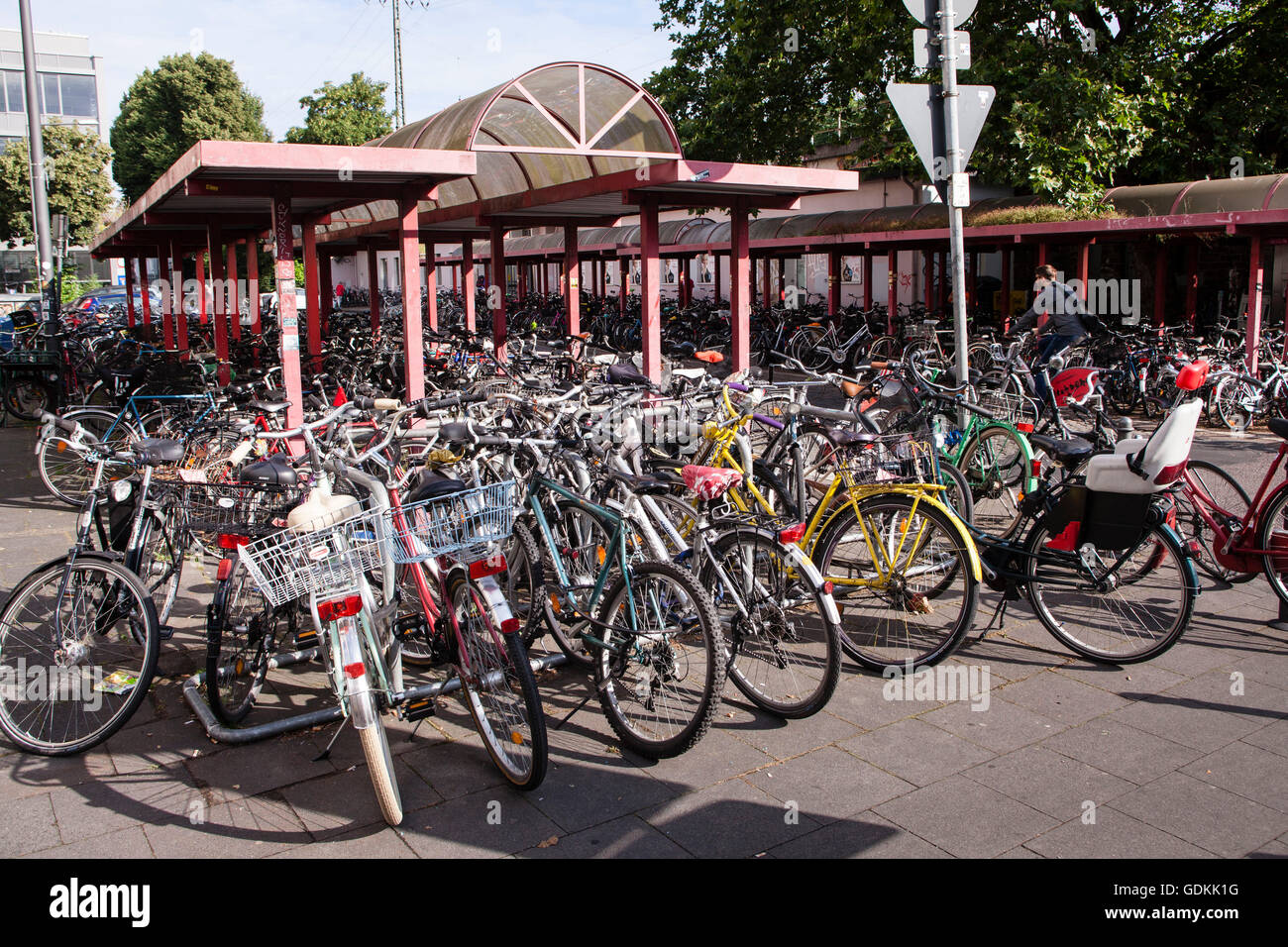 L'Europa, Germania, Colonia, le biciclette parcheggiate davanti alla stazione sud di Colonia, Luxemburger street. Foto Stock