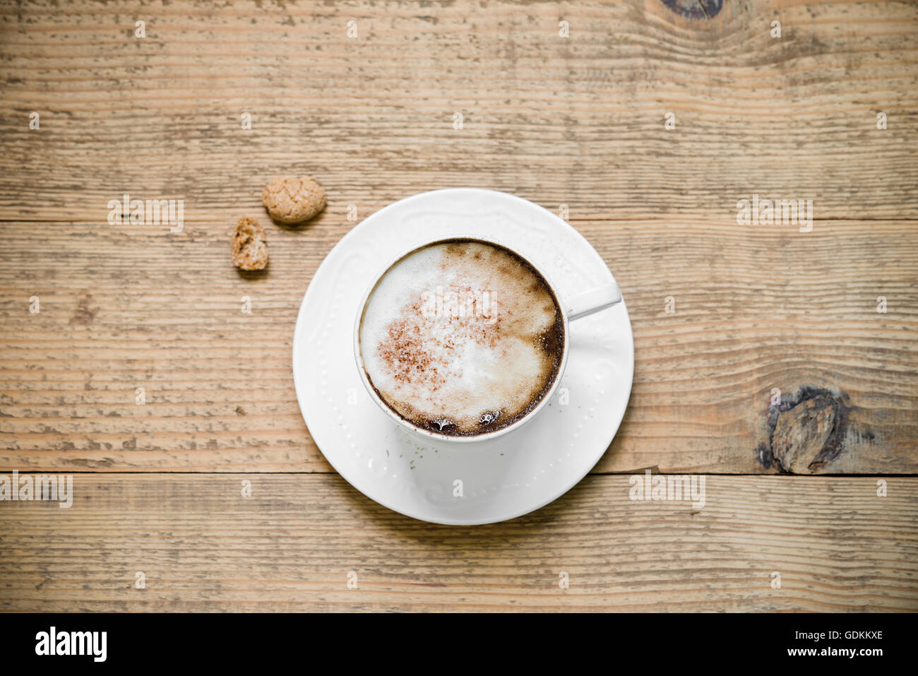 Tazza di cappuccino con caffè e biscotti sul tavolo di legno. Vista superiore Foto Stock