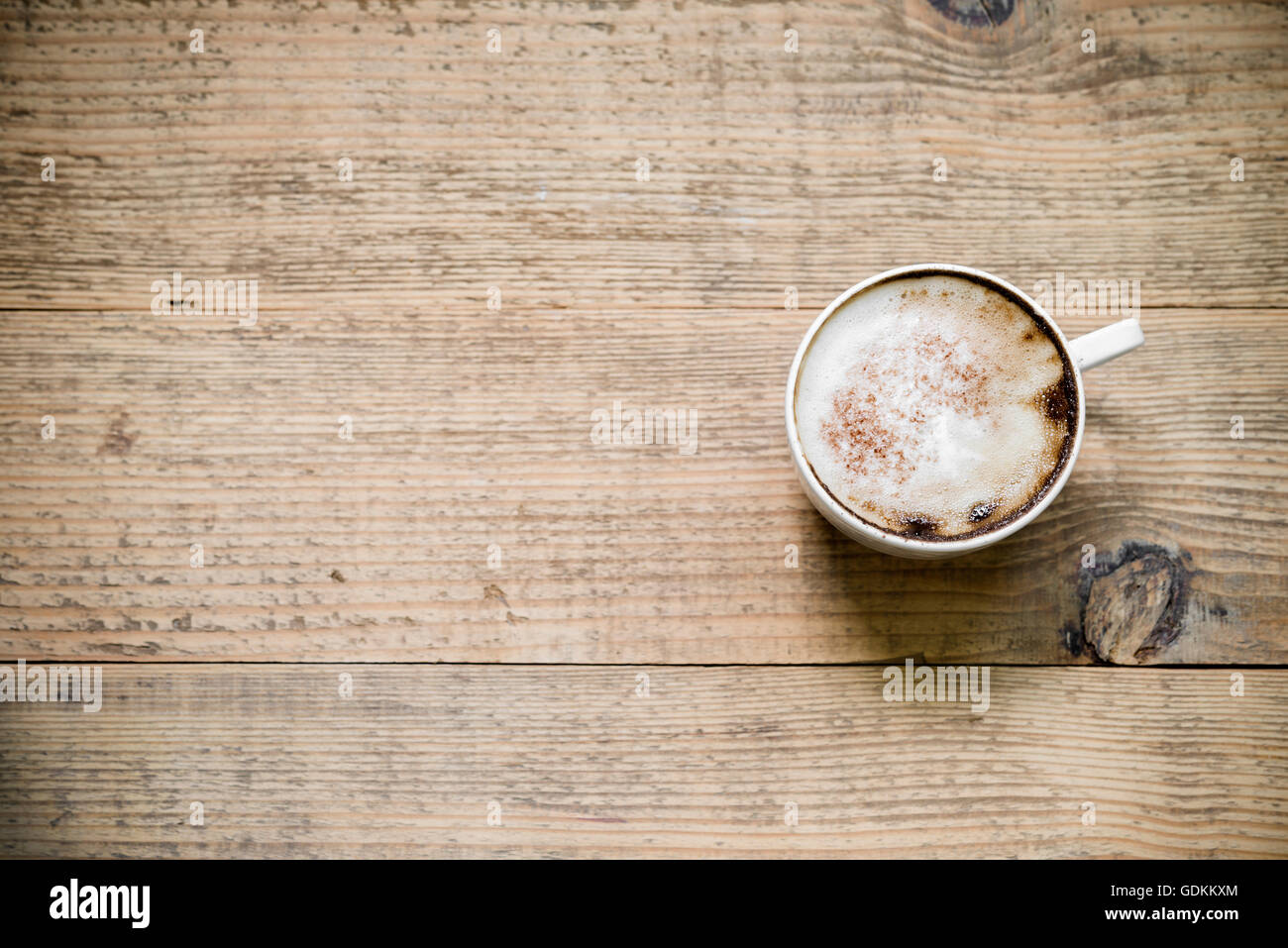 Tazza di latte o caffè cappuccino sul tavolo di legno. Vista da sopra con lo spazio di copia Foto Stock