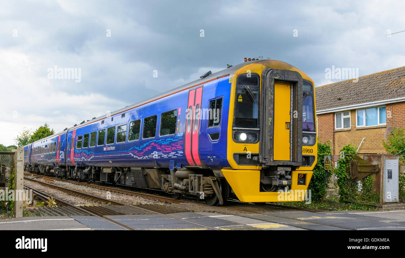 Great Western Railway treno su una linea ferroviaria nel sud dell'Inghilterra, Regno Unito. Foto Stock