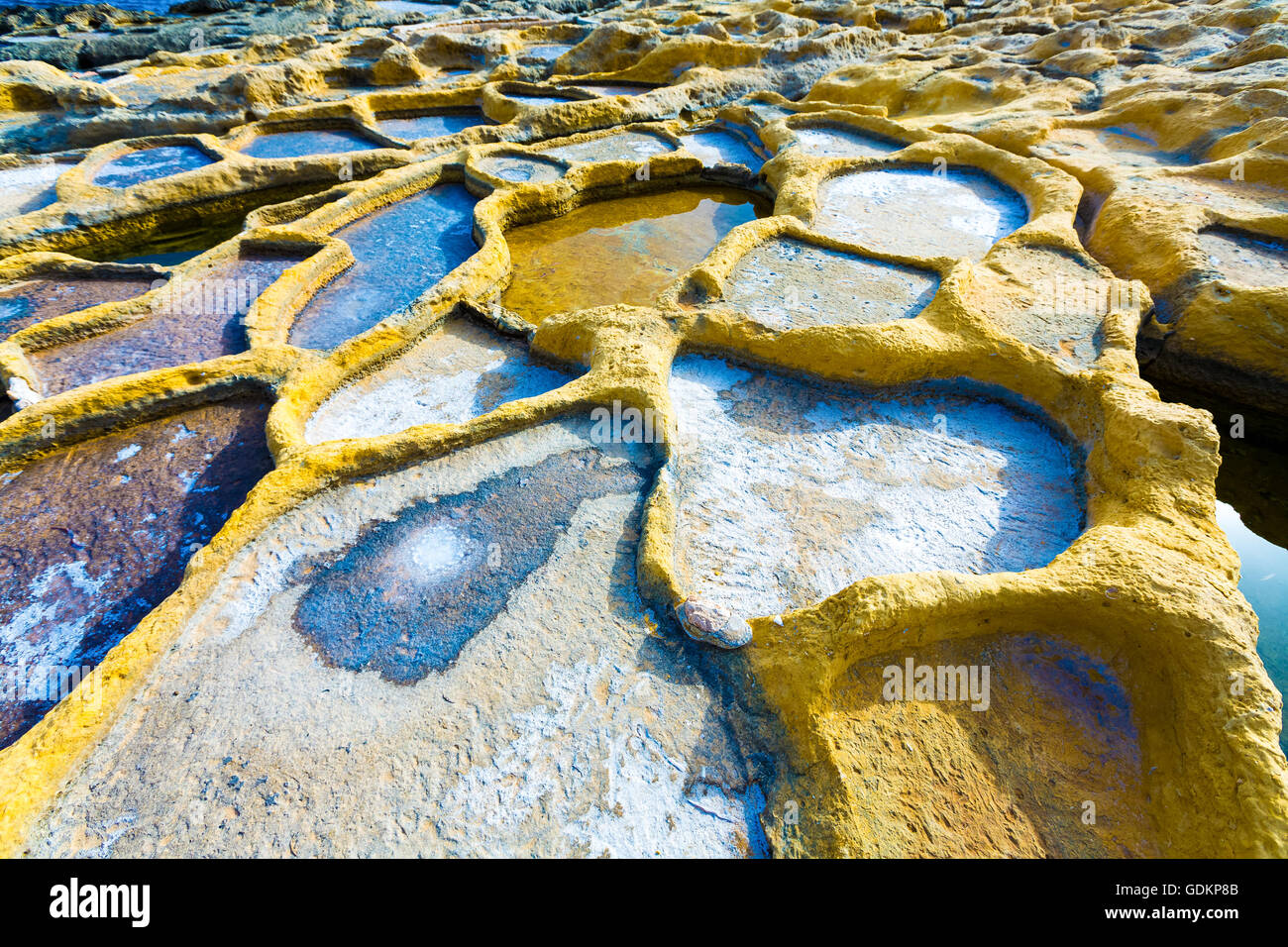 Sale stagni di evaporazione, saline, saline su Qbajjar sull'isola maltese di Gozo, Malta Foto Stock