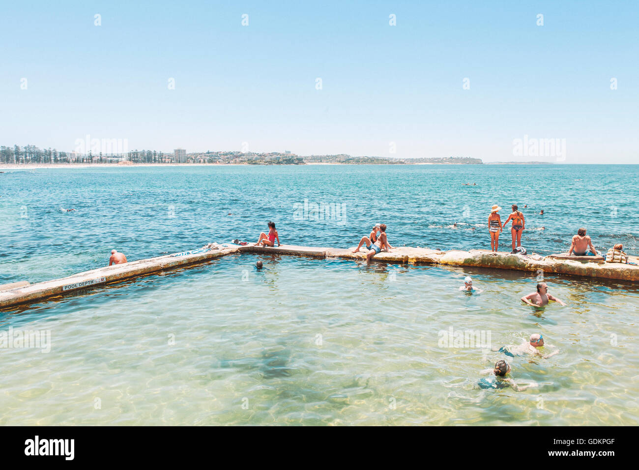 Manly, Sydney, Nuovo Galles del Sud, Australia - Novembre 11, 2013 persone a rilassarci in spiaggia. Foto Stock