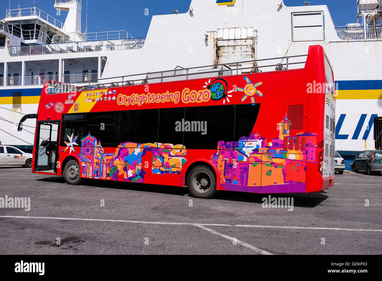 MGARR, isola di Gozo, isole maltesi - 17 Aprile 2015: tour turistico autobus, autobus turistici in Mgarr città, Mgarr a Gozo, Malta Foto Stock