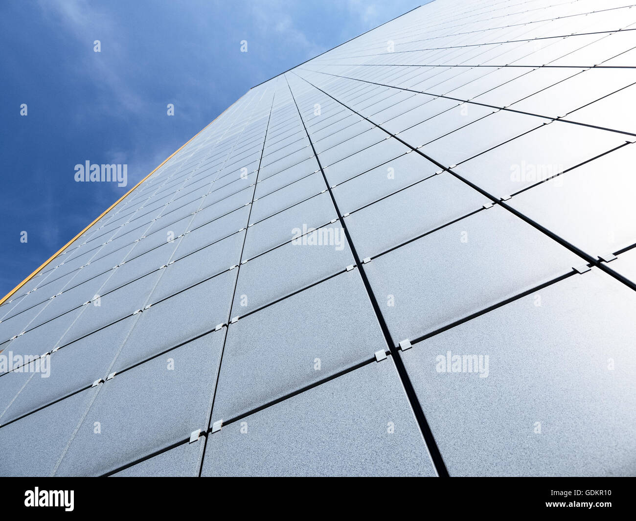 Abstract facciata di alto moderno edificio commerciale Foto Stock