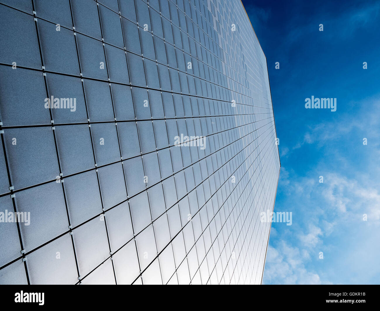 Abstract facciata di alto moderno edificio commerciale Foto Stock