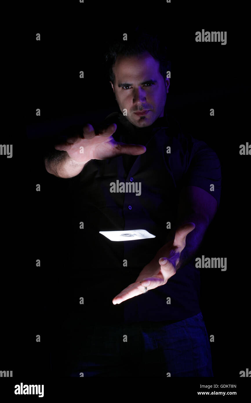 Un mago di eseguire trucchi di carta, giugno 2006 Dubai, UAE. Foto Stock