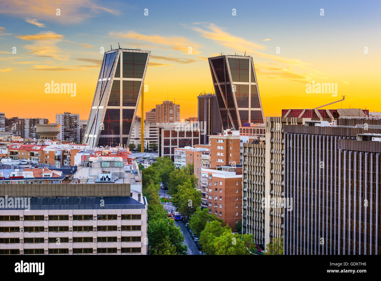 Madrid, Spagna il quartiere finanziario skyline al crepuscolo Foto Stock