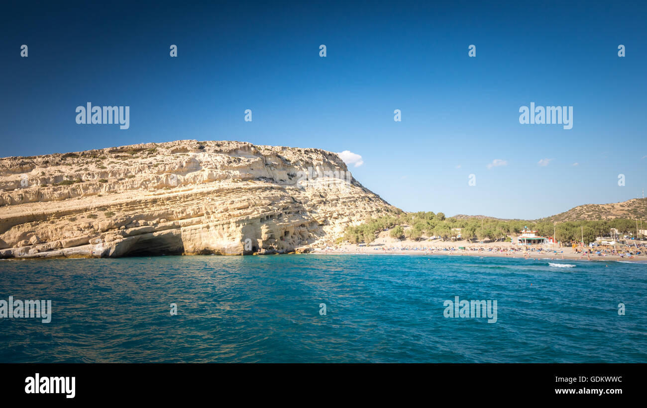 La spiaggia di Matala sull isola di Creta, Grecia. Ci sono molte grotte vicino alla spiaggia. Foto Stock
