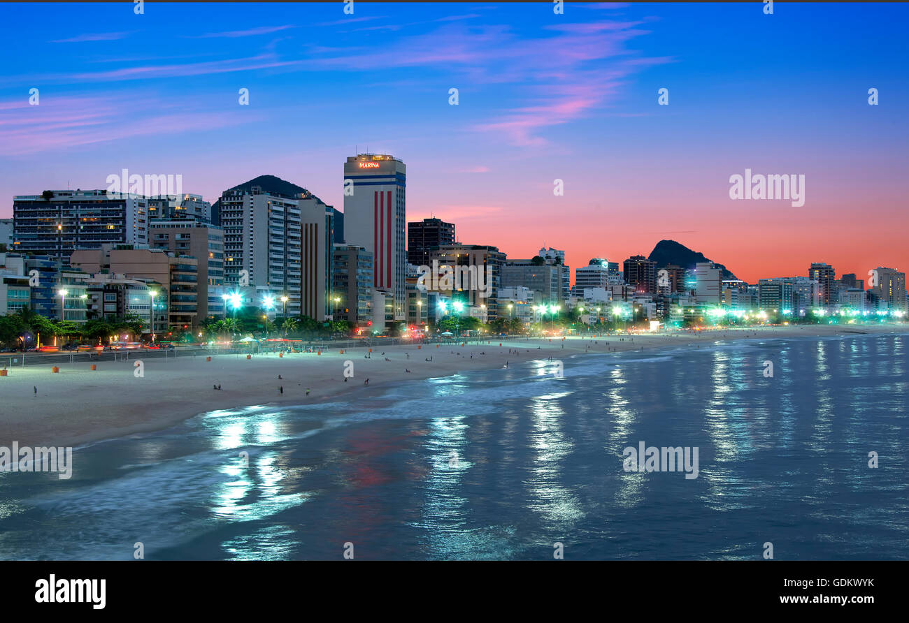 La spiaggia di Ipanema a notte a Rio de Janeiro Foto Stock