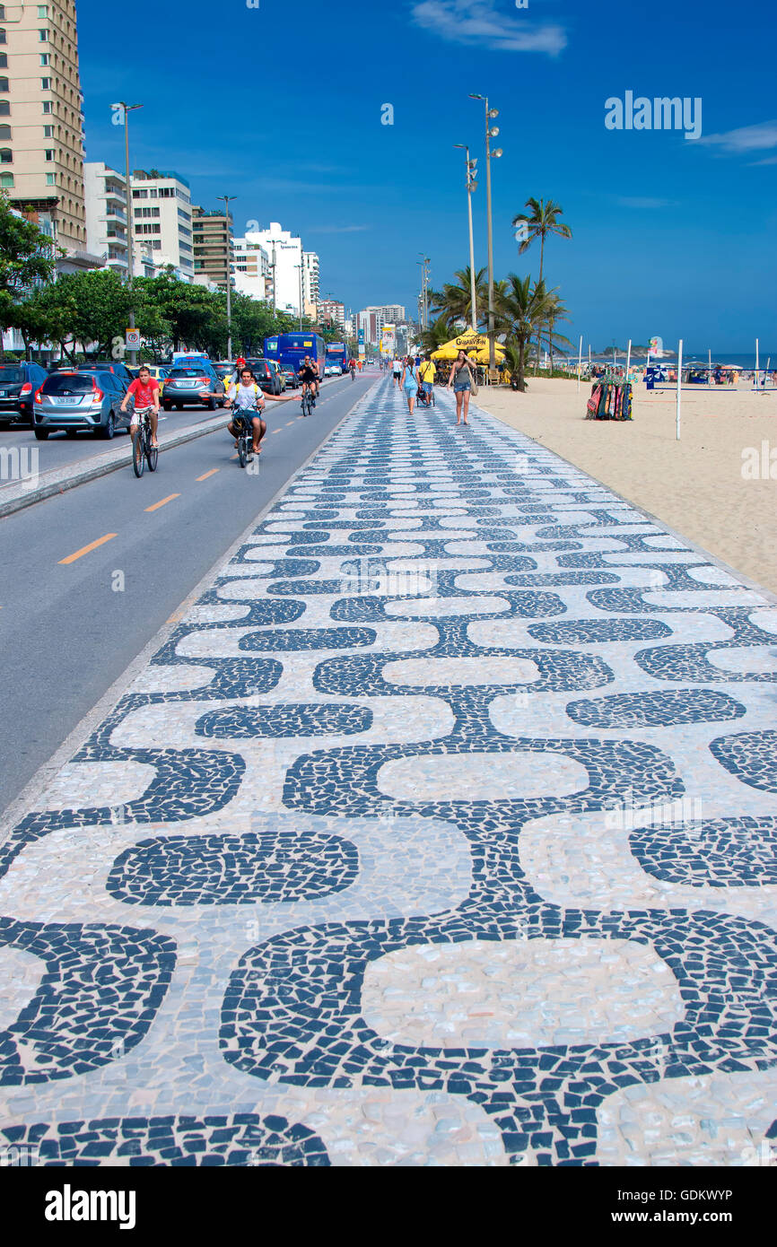 Il marciapiede in spiaggia di Ipanema a Rio de Janeiro Foto Stock
