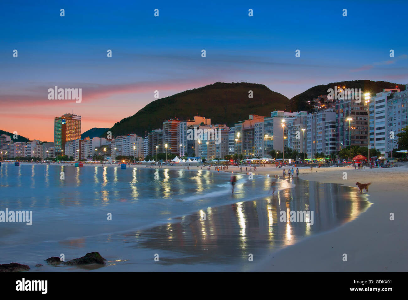 Spiaggia di Copacabana in notturna a Rio de Janeiro Foto Stock