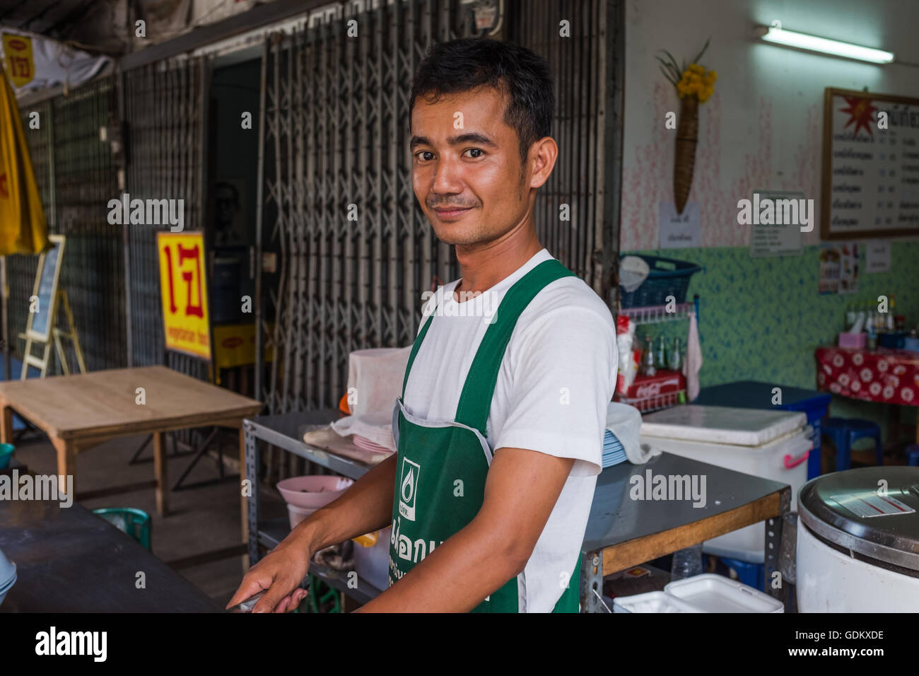Chef con grembiule verde e bianca t shirt su,Chiang Mai Thailandia Foto Stock