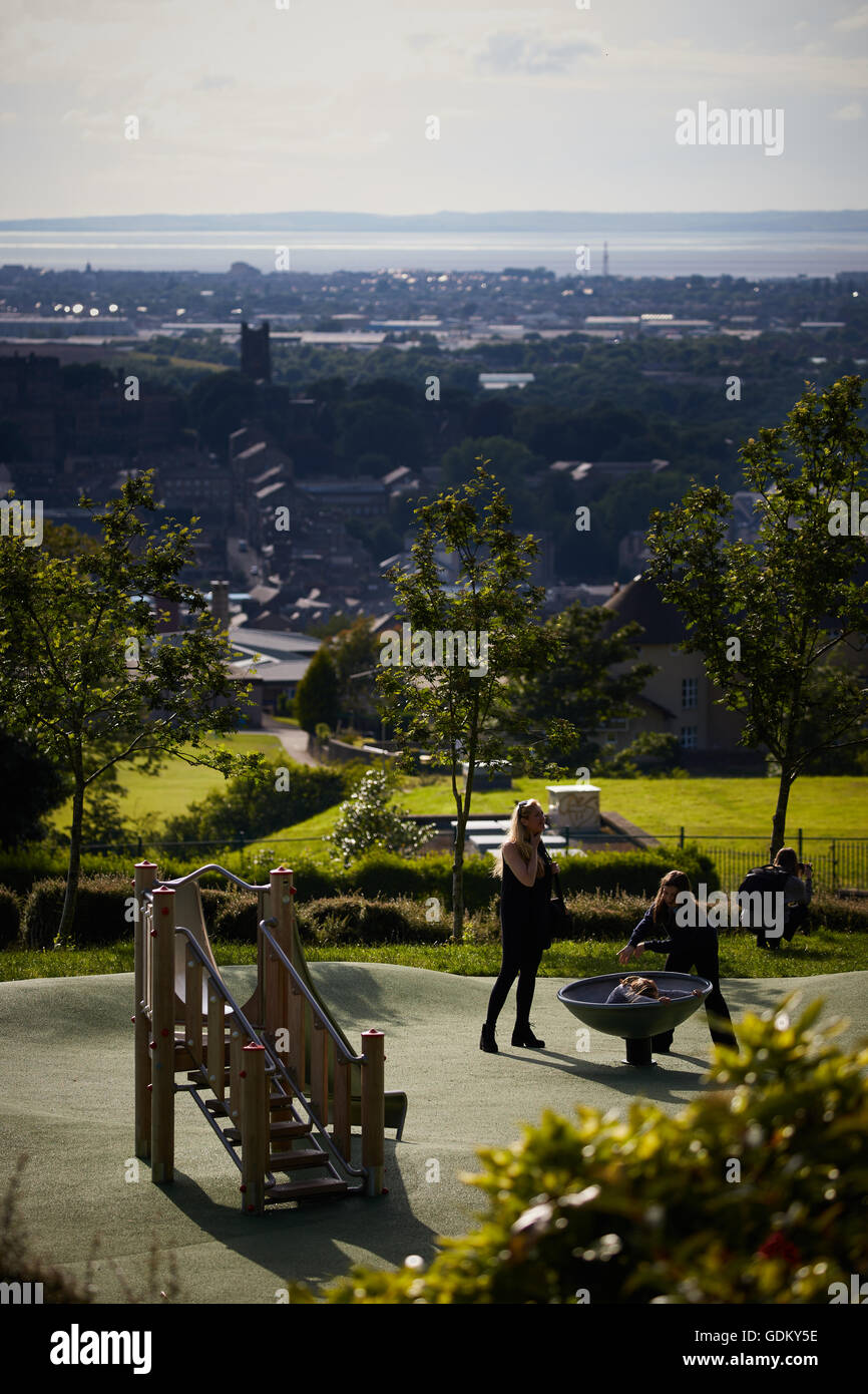 Williamson Park area gioco per bambini Lancashire, LANCASHIRE REGNO UNITO vista orizzontale in Lancaster centro città guardando fuori l'iride Foto Stock