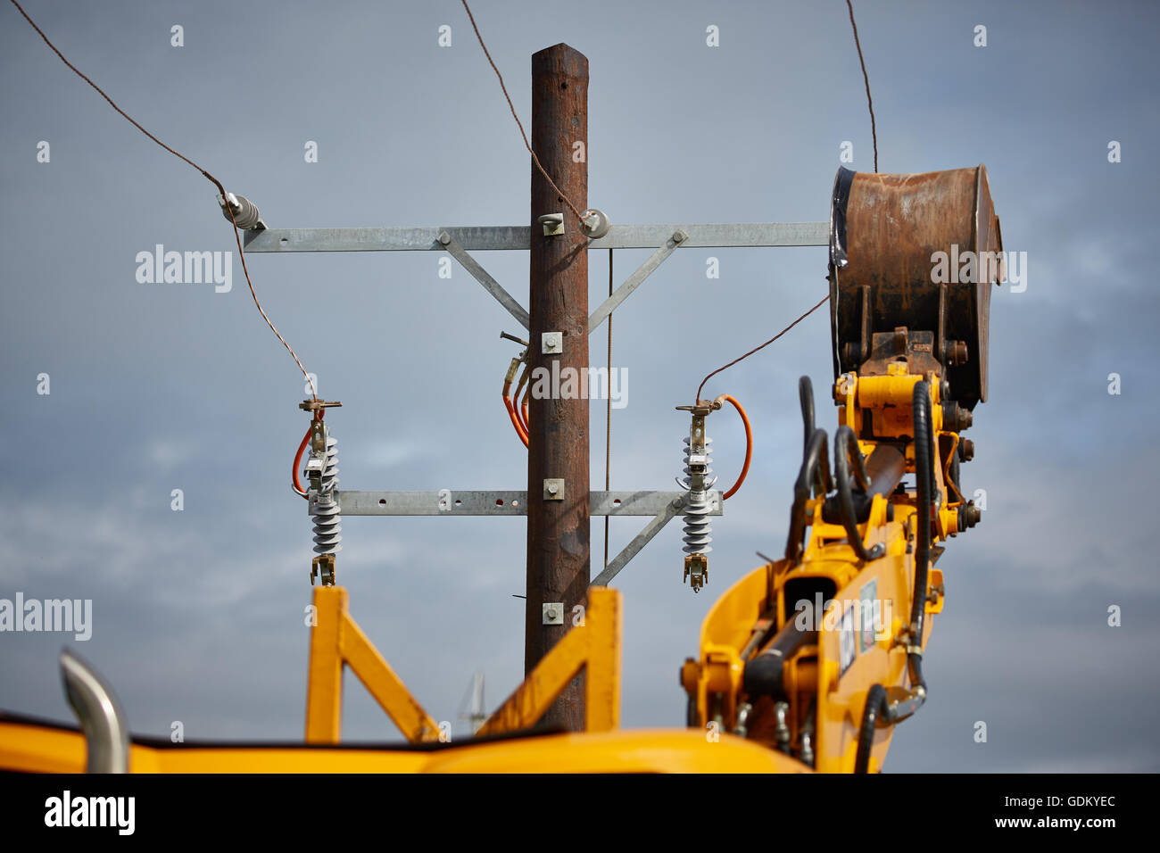 SP le reti energetiche presso il Royal Contea di Cheshire mostra la visualizzazione del pericolo di lavoro macchinari agricoli sotto i fili dal vivo fa Foto Stock