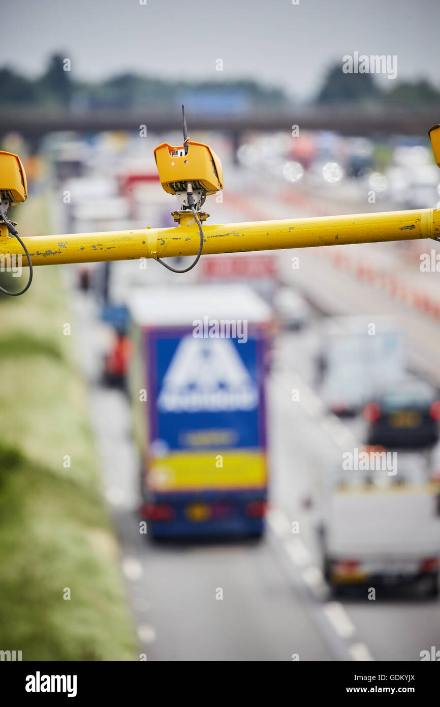 Chesire autostrada M6 vettore dalla famiglia di specifiche di velocità media di sistemi con telecamera utilizzare Stato della tecnica il sistema video con un Foto Stock