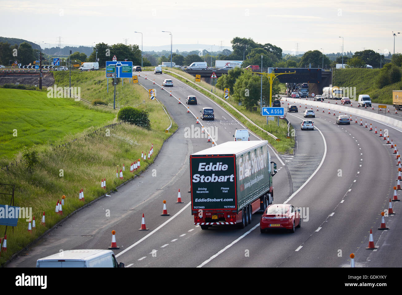 A556 Knutsford junction 19 autostrada M6 a doppia carreggiata stradale di sfiato in costruzione fango sporco Tabley incompiuto un556 highw Foto Stock