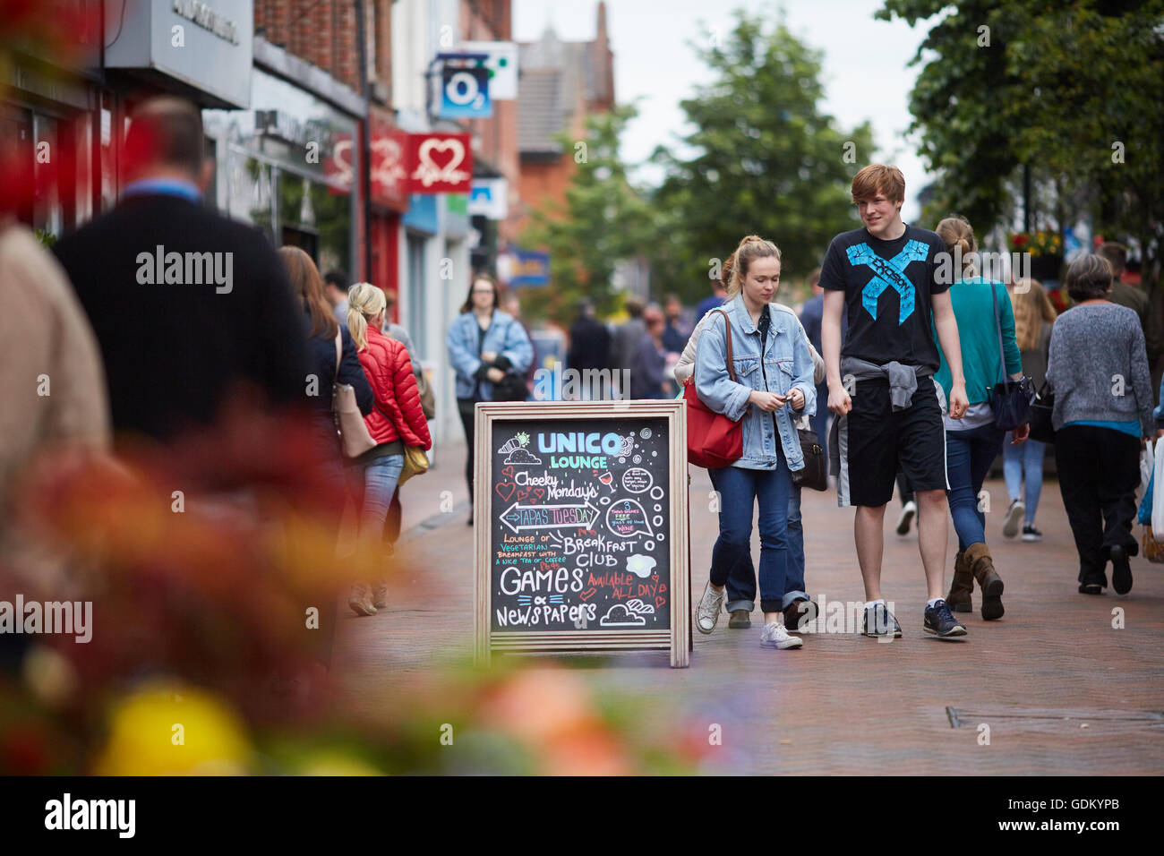 Wilmslow pedone Grove street negozi di shopping shopper store retail precinct supermercato rivenditore rivenditori al dettaglio commercianti tr Foto Stock