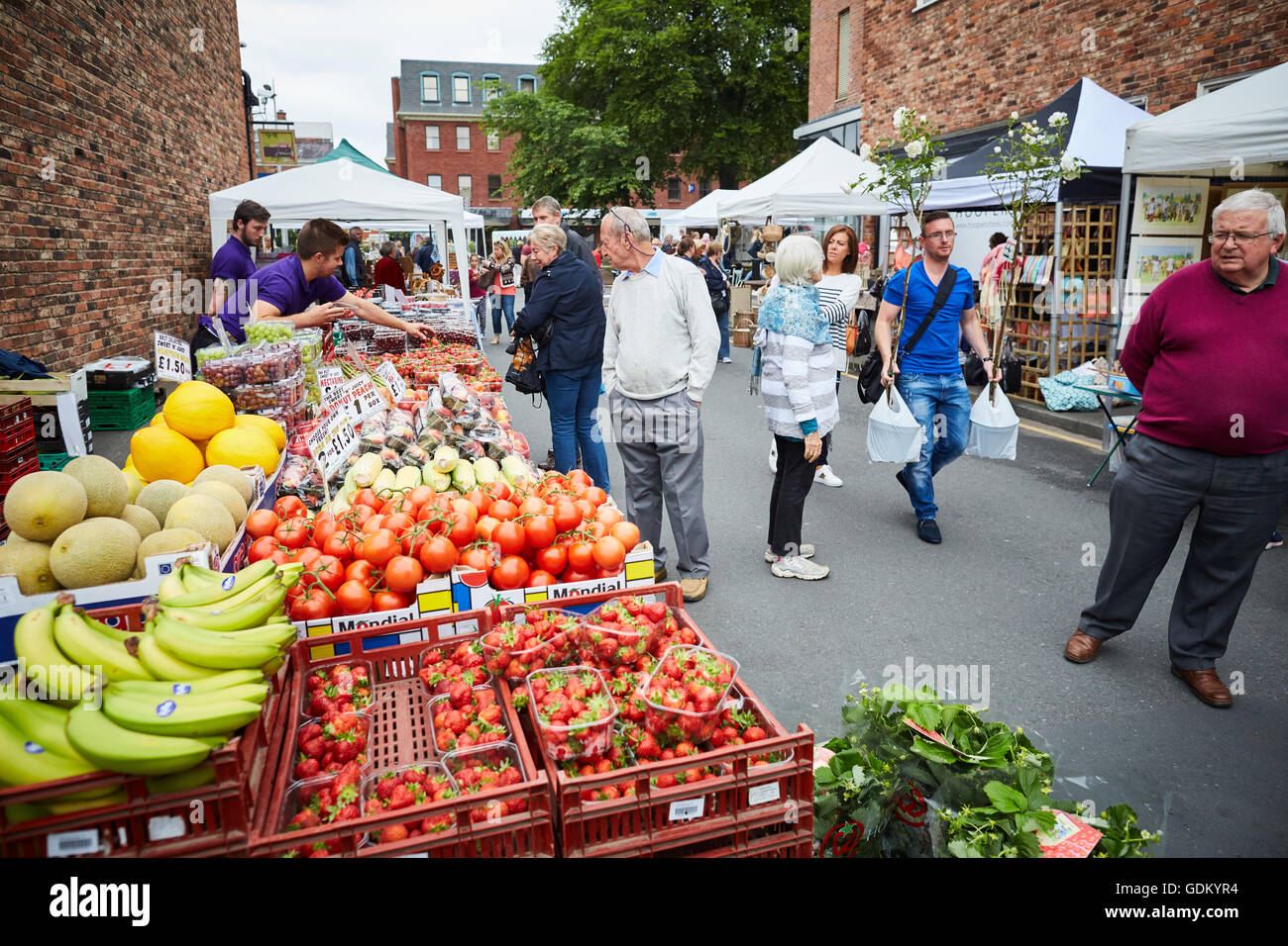 Wilmslow artigiano street market 3° sabato di ogni mese direttamente nel cuore della città vicino alle principali Alderley Road frutto ve Foto Stock