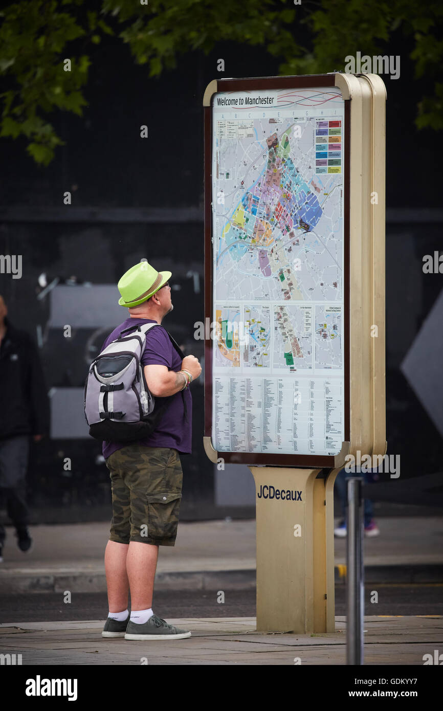 Manchester street mappa cerca turista perso Benvenuto a Manchester street sign mappa strada destinazione perso l'uomo maschio tourist Foto Stock