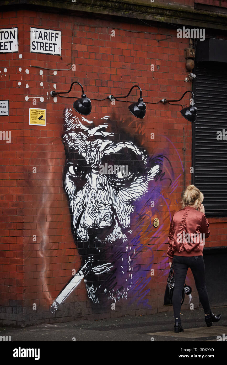 Manchester Northern Quarter graffiti Graffiti pittura murale di arte di strada di spray di aerosol possono essere basati su Manchester street artista bohe Foto Stock