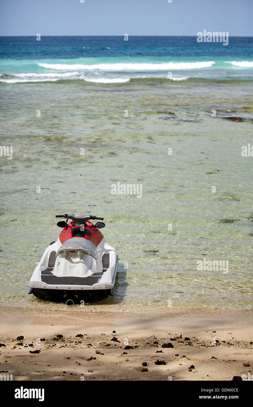 Le Piccole Antille Barbados parrocchia Saint Michael west indies capitale Bridgetown Drill Hall beach jetski jet ski in appoggio in wate Foto Stock