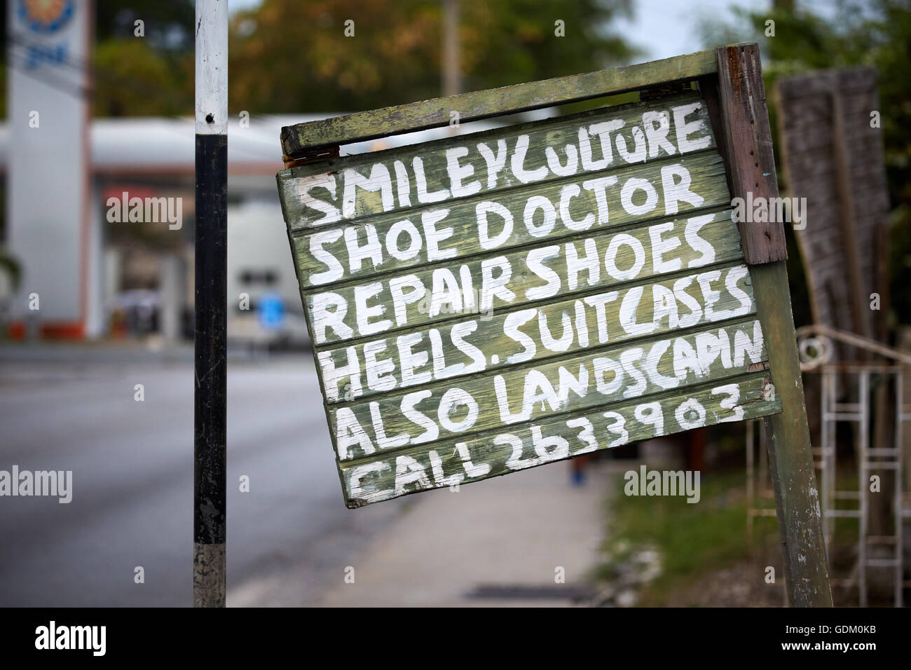 Le Piccole Antille Barbados parrocchia Saint Michael west indies capitale Bridgetown River Road dipinta a mano segno aziendale cobbler Foto Stock