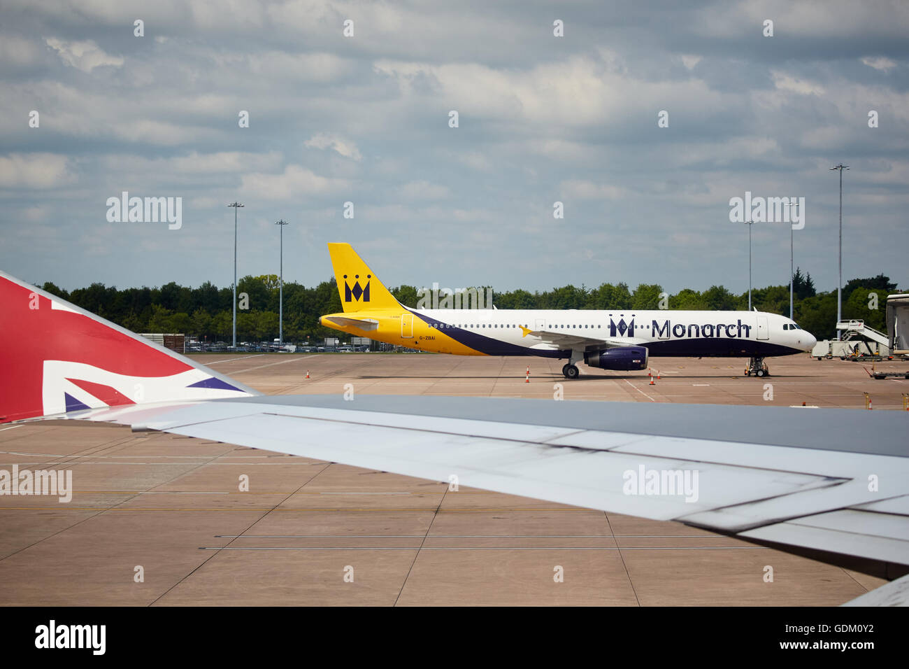 Aeroporto di Manchester Monarch livrea aereo G-ZBAL sull'asfalto era parcheggiata Foto Stock