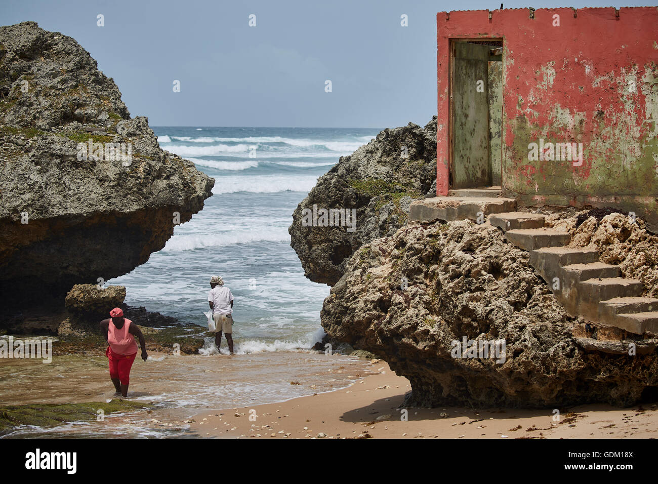 Le Piccole Antille Barbados parrocchia Saint Michael west indies capitale Bridgetown Barbados spiaggia di sabbia dorata con grande pietra ro Foto Stock
