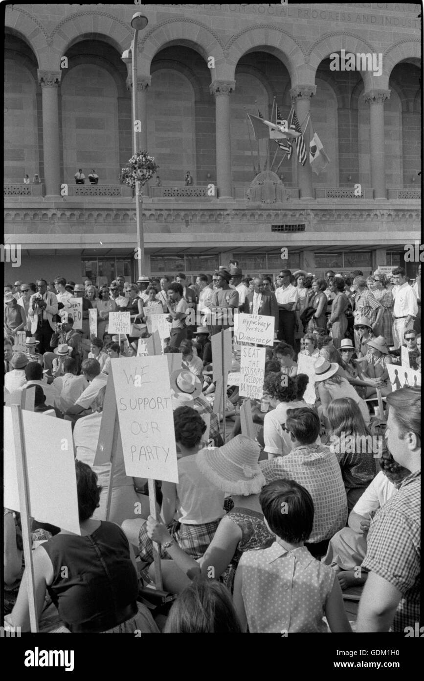Afro-americano di colore bianco e Mississippi libertà Partito Democratico sostenitori dimostrando al di fuori del 1964 Convenzione Nazionale Democratica. Warren K. Leffler, fotografo. Foto Stock