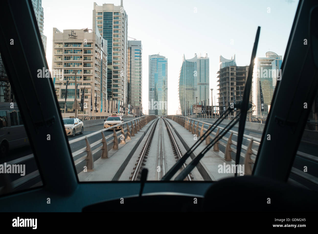 Una vista dalla finestra anteriore del tram, Dubai, EAU. Foto Stock