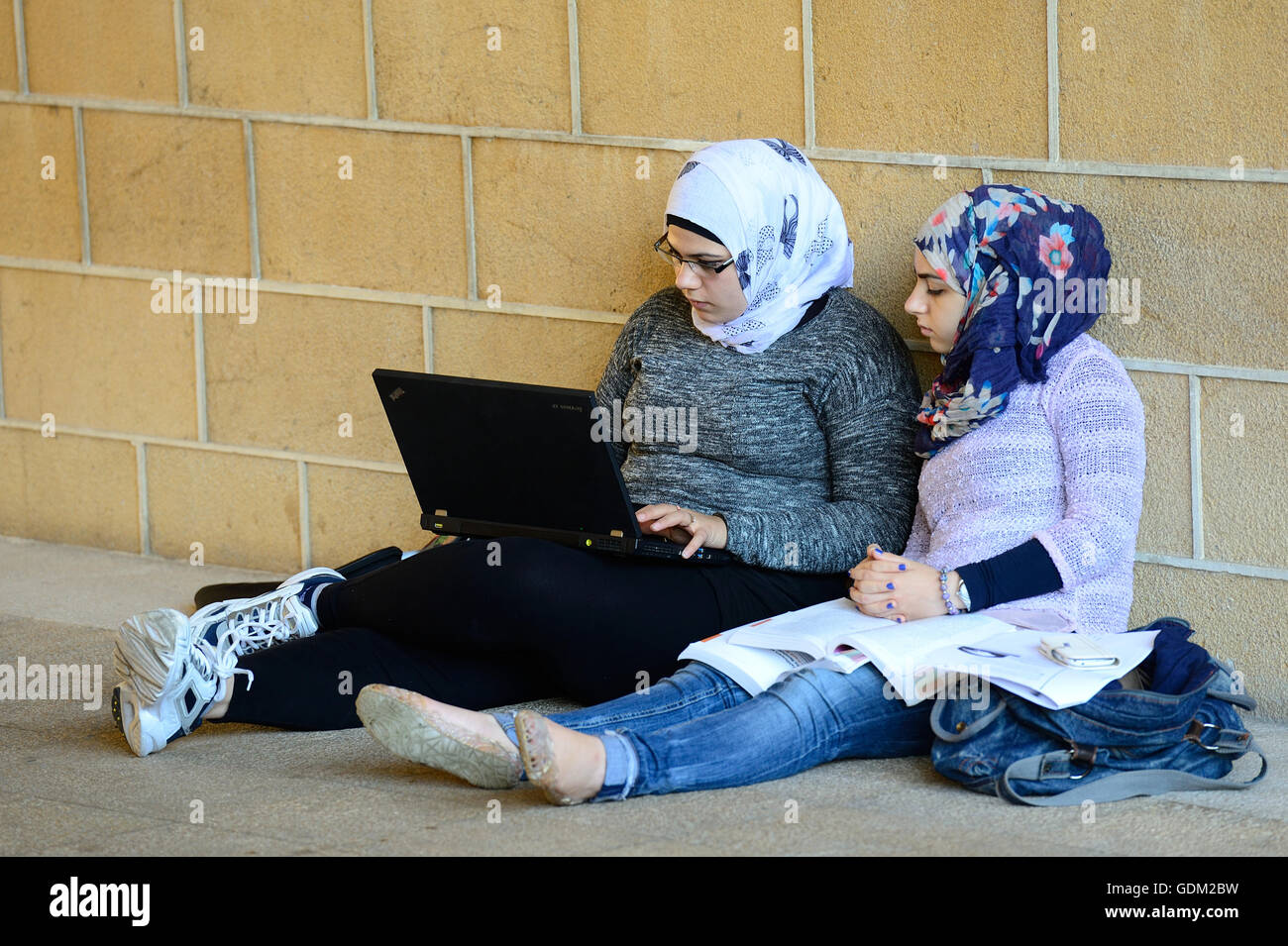 Il Libano, Beirut(LF)Gli studenti presso il campus della American University di Beirut (AUB)(LF)l'AUB è un privato, laico e università autonoma con 8000 studenti. Fondata nel 1866 come la prima università americana si trova al di fuori dell'U.S.A, esso è classificato Foto Stock