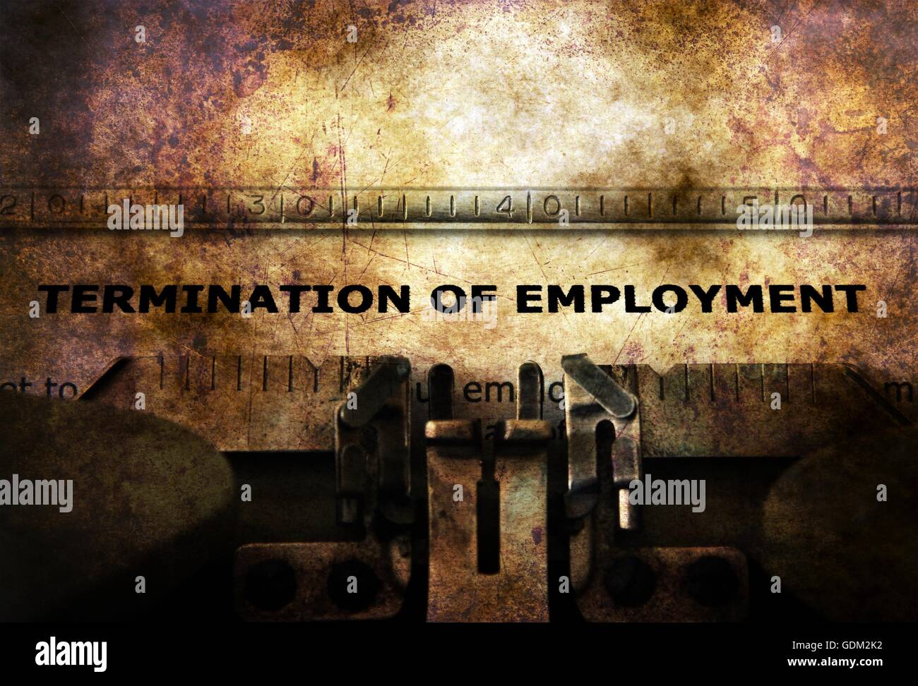 La cessazione del rapporto di lavoro modulo su una macchina da scrivere Foto Stock