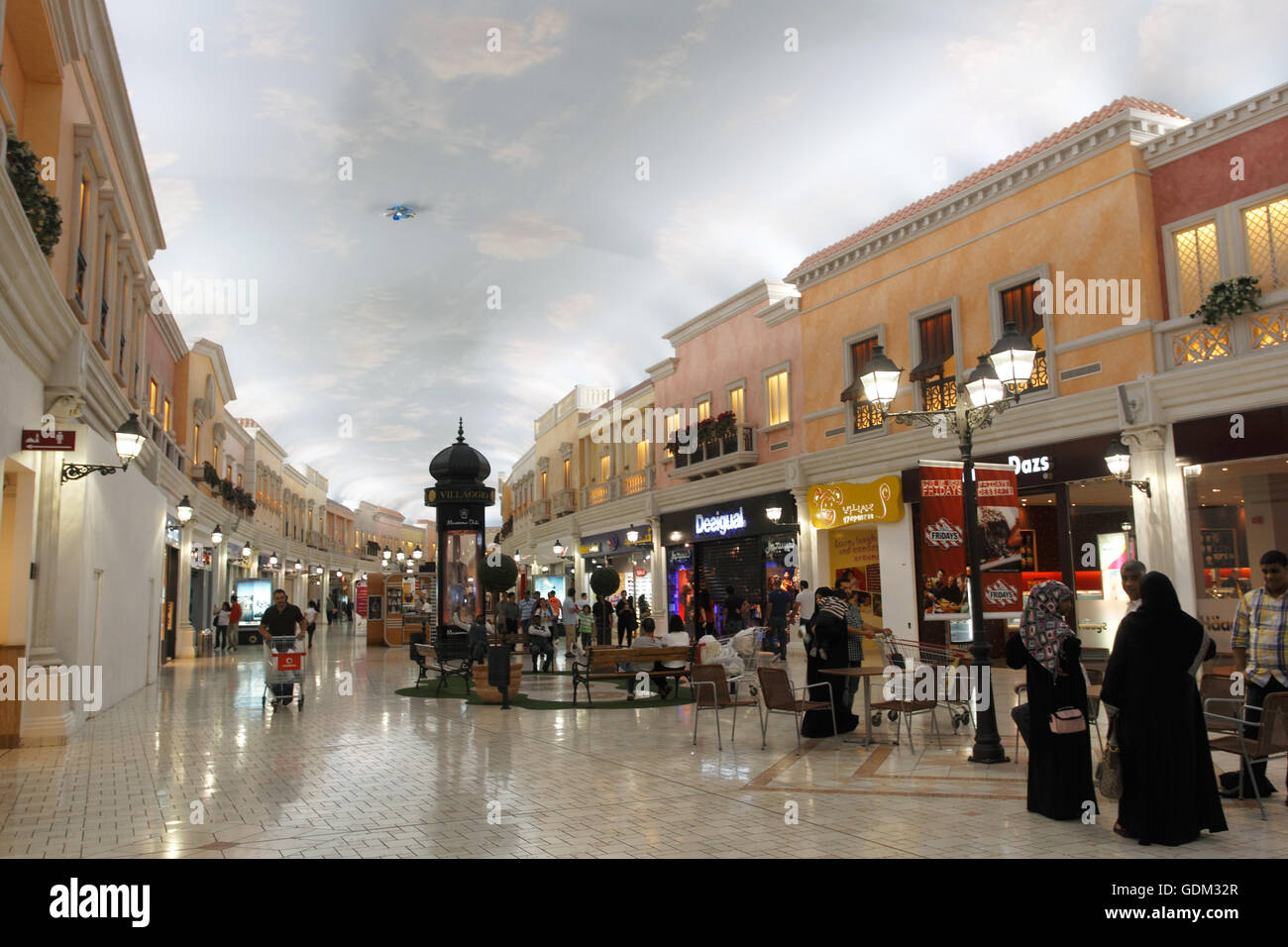 Shopping presso il Villagio Mall, Doha, Qatar. Foto Stock