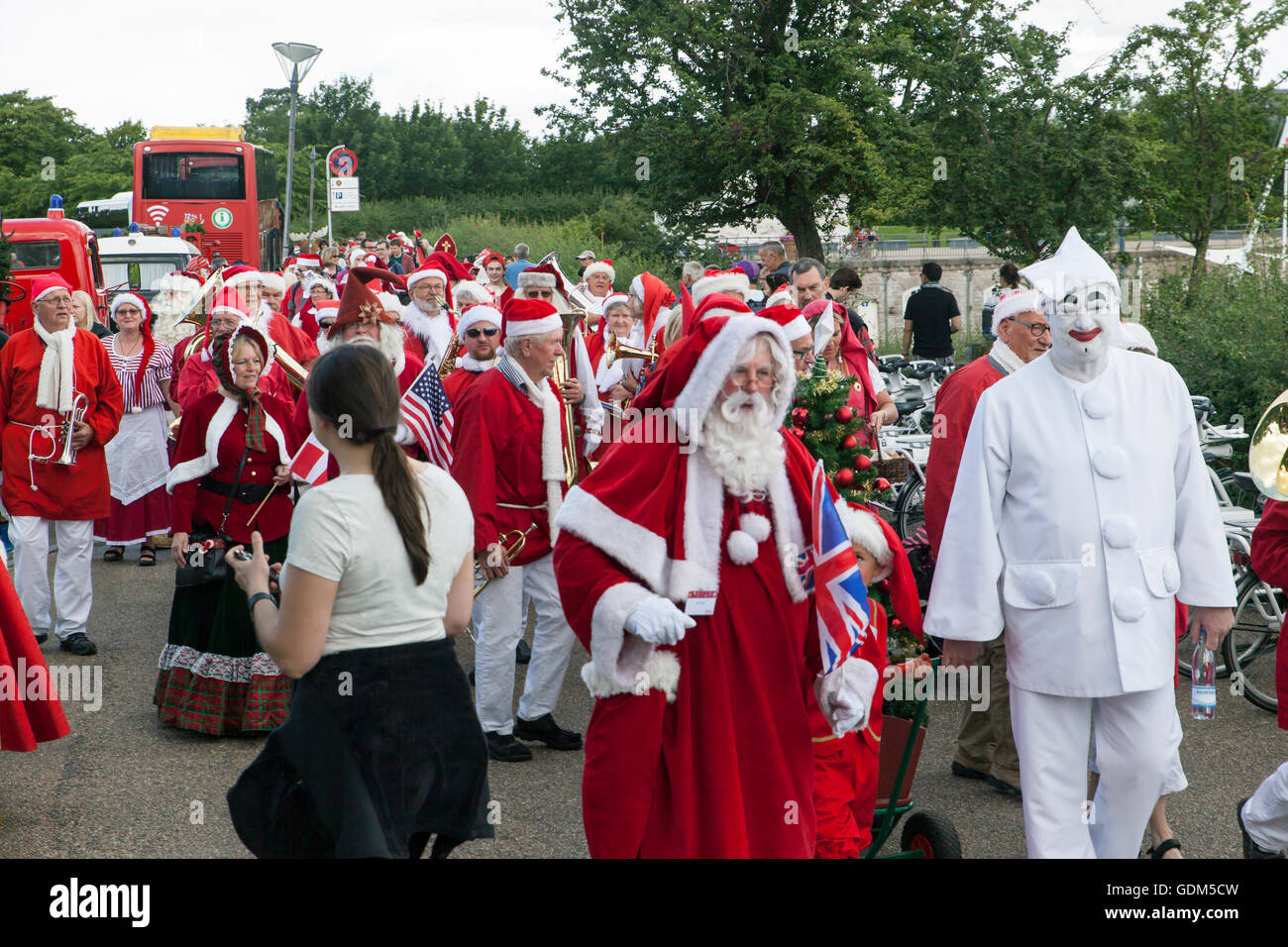 Copenhagen, Danimarca - 18 Luglio 2016: Santa Claus' partecipanti al Mondiale di Santa Claus Congress 2016 visite al porto promenade, Langelinie, dove la scultura, La Sirenetta è disposto e mani Mani dolci per i bambini. Essi avevano anche alcune gravi colloqui per i bambini circa il prossimo Natale e desidera elenco. Il congresso ha avuto luogo dal 1957. Il luogo e l organizzatore è Bakken,, il mondo il più antico parco di divertimenti e si trova a nord di Copenhagen. Credito: OJPHOTOS/Alamy Live News Foto Stock
